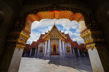 Wat Benchamabophit (Wat Benchamabophit), Tayland 'ın Bangkok şehrinde turistler tarafından ziyaret edilen en popüler yerlerden biridir..