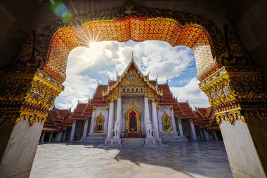 Wat Benchamabophit (Wat Benchamabophit), Tayland 'ın Bangkok şehrinde turistler tarafından ziyaret edilen en popüler yerlerden biridir..