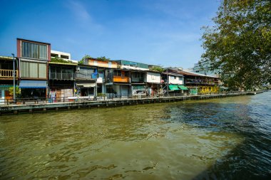 Bangkok, Tayland - 19 Ocak 2025 Saen Saep Kanalı 'nın her iki tarafındaki atmosfer, yolcu teknelerinin yolcuları Bangkok' un merkezine götürdüğü kanal..