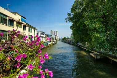 Bangkok, Tayland - 19 Ocak 2025 Saen Saep Kanalı 'nın her iki tarafındaki atmosfer, yolcu teknelerinin yolcuları Bangkok' un merkezine götürdüğü kanal..
