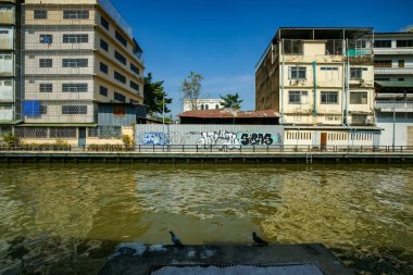 Bangkok, Tayland - 19 Ocak 2025 Saen Saep Kanalı 'nın her iki tarafındaki atmosfer, yolcu teknelerinin yolcuları Bangkok' un merkezine götürdüğü kanal..