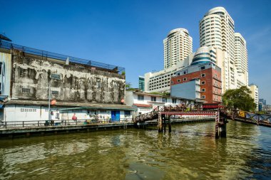 Bangkok, Tayland - 19 Ocak 2025 Saen Saep Kanalı 'nın her iki tarafındaki atmosfer, yolcu teknelerinin yolcuları Bangkok' un merkezine götürdüğü kanal..