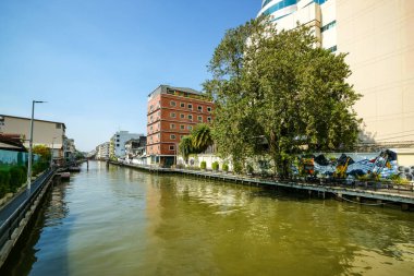 Bangkok, Tayland - 19 Ocak 2025 Saen Saep Kanalı 'nın her iki tarafındaki atmosfer, yolcu teknelerinin yolcuları Bangkok' un merkezine götürdüğü kanal..