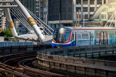 Bangkok, Tayland - 20 Nisan: BTS Skytrain öğleden sonra Chong Nonsi İstasyonu 'na giriyor. 20 Nisan 2025 'te Bangkok, Tayland.