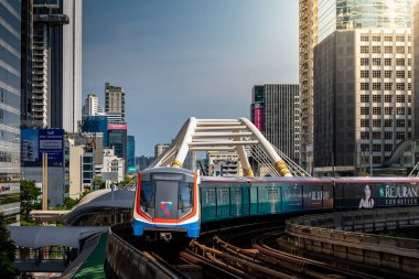 Bangkok, Tayland - 20 Nisan: BTS Skytrain Chong Nonsi İstasyonu 'na giriş yapıyor. 20 Nisan 2025 'te Bangkok, Tayland.