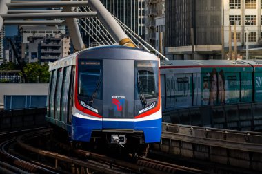 Bangkok, Tayland - 20 Nisan: BTS Skytrain öğleden sonra Chong Nonsi İstasyonu 'na giriyor. 20 Nisan 2025 'te Bangkok, Tayland.