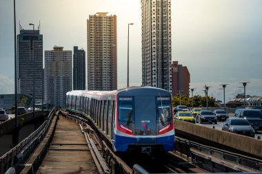 Bangkok, Tayland - 20 Nisan: BTS Gökyüzü Treni Taksin Köprüsü 'nden (Saphan Taksin veya Saphan Sathorn) geçiyor. 20 Nisan 2025 'te Bangkok, Tayland.