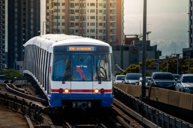 Bangkok, Tayland - 20 Nisan: BTS Gökyüzü Treni Taksin Köprüsü 'nden (Saphan Taksin veya Saphan Sathorn) geçiyor. 20 Nisan 2025 'te Bangkok, Tayland.