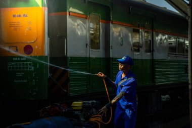 Bangkok, Tayland - 3 Mart: İşçiler Hua Lamphong Tren İstasyonu 'ndaki vagonları temizlemek için su püskürtüyor. 3 Mart 2025 'te