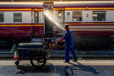 Bangkok, Tayland - 3 Mart: İşçiler Hua Lamphong Tren İstasyonu 'ndaki vagonları temizlemek için su püskürtüyor. 3 Mart 2025 'te