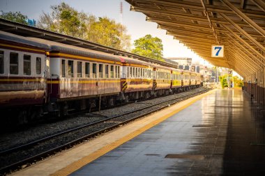Bangkok, Tayland - 3 Mart Hua Lamphong Tren İstasyonu çoğu trenin Bang Sue Merkez İstasyonu 'na hareket ettiği bir günde nispeten sessizdi. 3 Mart 2025 'te