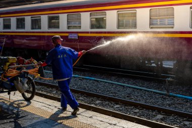 Bangkok, Tayland - 3 Mart: İşçiler Hua Lamphong Tren İstasyonu 'ndaki vagonları temizlemek için su püskürtüyor. 3 Mart 2025 'te