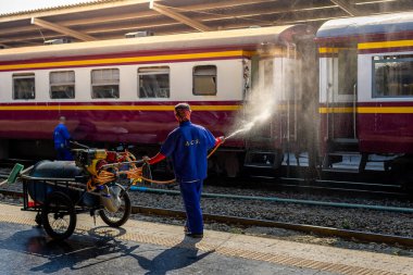 Bangkok, Tayland - 3 Mart: İşçiler Hua Lamphong Tren İstasyonu 'ndaki vagonları temizlemek için su püskürtüyor. 3 Mart 2025 'te