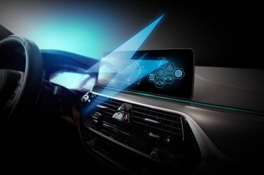 Elektrik yükleme ekranını gösteren elektrikli araba ekranı.