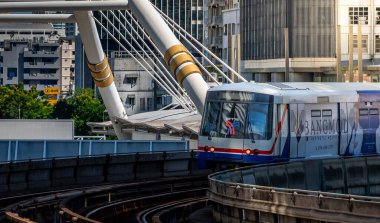 Bangkok, Tayland - 20 Nisan: BTS Skytrain Chong Nonsi İstasyonu 'na giriş yapıyor. 20 Nisan 2025 'te Bangkok, Tayland.