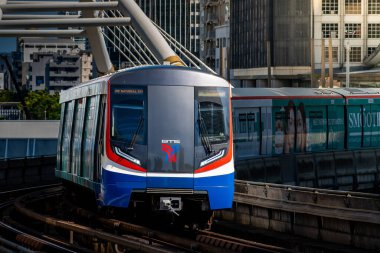 Bangkok, Tayland - 20 Nisan: BTS Skytrain öğleden sonra Chong Nonsi İstasyonu 'na giriyor. 20 Nisan 2025 'te Bangkok, Tayland.