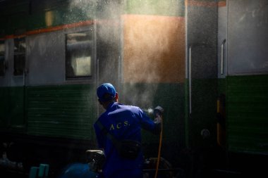 Bangkok, Tayland - 3 Mart: İşçiler Hua Lamphong Tren İstasyonu 'ndaki vagonları temizlemek için su püskürtüyor. 3 Mart 2025 'te
