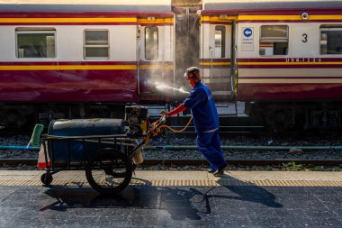 Bangkok, Tayland - 3 Mart: İşçiler Hua Lamphong Tren İstasyonu 'ndaki vagonları temizlemek için su püskürtüyor. 3 Mart 2025 'te