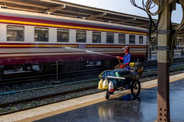 Bangkok, Tayland - 3 Mart: İşçiler Hua Lamphong Tren İstasyonu 'ndaki vagonları temizlemek için su püskürtüyor. 3 Mart 2025 'te