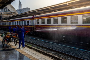 Bangkok, Tayland - 3 Mart: İşçiler Hua Lamphong Tren İstasyonu 'ndaki vagonları temizlemek için su püskürtüyor. 3 Mart 2025 'te