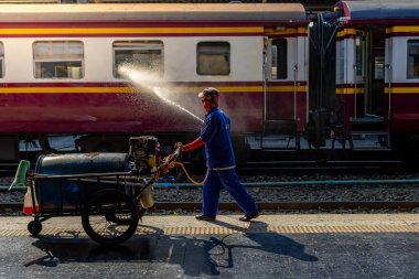 Bangkok, Tayland - 3 Mart: İşçiler Hua Lamphong Tren İstasyonu 'ndaki vagonları temizlemek için su püskürtüyor. 3 Mart 2025 'te