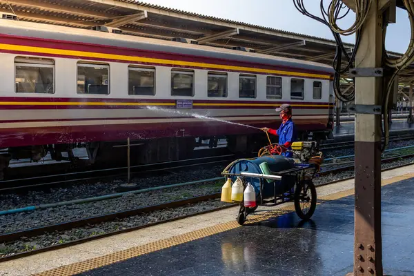 Bangkok, Tayland - 3 Mart: İşçiler Hua Lamphong Tren İstasyonu 'ndaki vagonları temizlemek için su püskürtüyor. 3 Mart 2025 'te