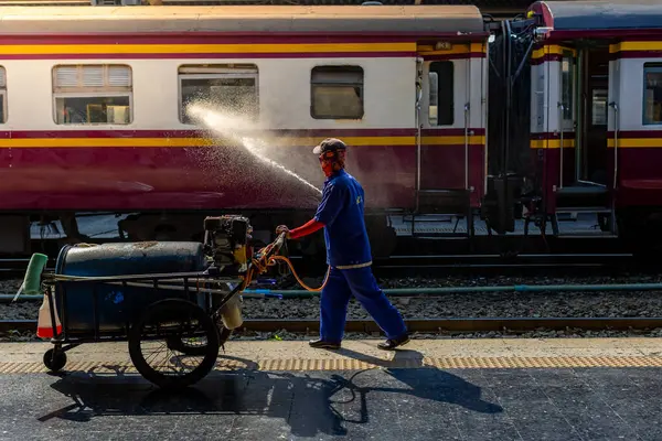 Bangkok, Tayland - 3 Mart: İşçiler Hua Lamphong Tren İstasyonu 'ndaki vagonları temizlemek için su püskürtüyor. 3 Mart 2025 'te