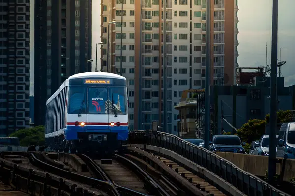 Bangkok, Tayland - 20 Nisan: BTS Gökyüzü Treni Taksin Köprüsü 'nden (Saphan Taksin veya Saphan Sathorn) geçiyor. 20 Nisan 2025 'te Bangkok, Tayland.