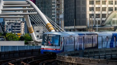 Bangkok, Tayland - 20 Nisan: BTS Skytrain Chong Nonsi İstasyonu 'na giriş yapıyor. 20 Nisan 2025 'te Bangkok, Tayland.
