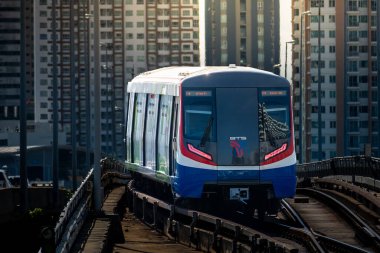 Bangkok, Tayland - 20 Nisan: BTS Gökyüzü Treni Taksin Köprüsü 'nden (Saphan Taksin veya Saphan Sathorn) geçiyor. 20 Nisan 2025 'te Bangkok, Tayland.
