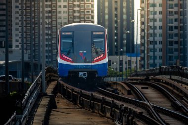 Bangkok, Tayland - 20 Nisan: BTS Gökyüzü Treni Taksin Köprüsü 'nden (Saphan Taksin veya Saphan Sathorn) geçiyor. 20 Nisan 2025 'te Bangkok, Tayland.