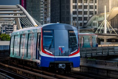 Bangkok, Tayland - 20 Nisan: BTS Skytrain öğleden sonra Chong Nonsi İstasyonu 'na giriyor. 20 Nisan 2025 'te Bangkok, Tayland.