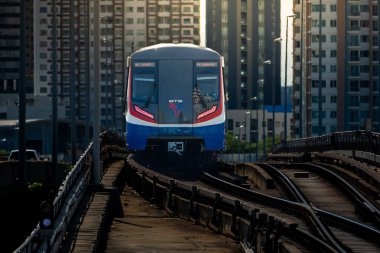 Bangkok, Tayland - 20 Nisan: BTS Gökyüzü Treni Taksin Köprüsü 'nden (Saphan Taksin veya Saphan Sathorn) geçiyor. 20 Nisan 2025 'te Bangkok, Tayland.