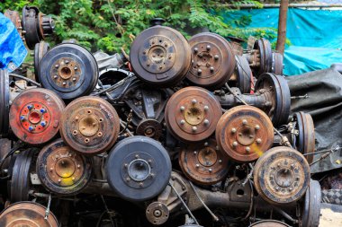 Japonya 'dan gelen kullanılmış motorlu araç Tayland' da yedek parça olarak satılığa çıkarılıyor..