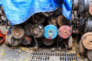 Japonya 'dan gelen kullanılmış motorlu araç Tayland' da yedek parça olarak satılığa çıkarılıyor..