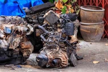 Japonya 'dan gelen kullanılmış motorlu araç Tayland' da yedek parça olarak satılığa çıkarılıyor..