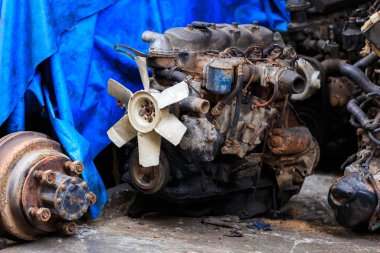 Japonya 'dan gelen kullanılmış motorlu araç Tayland' da yedek parça olarak satılığa çıkarılıyor..