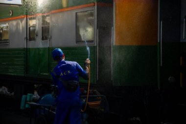 Bangkok, Tayland - 3 Mart: İşçiler Hua Lamphong Tren İstasyonu 'ndaki vagonları temizlemek için su püskürtüyor. 3 Mart 2025 'te