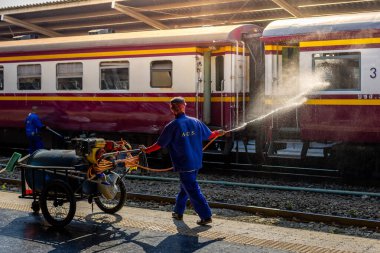 Bangkok, Tayland - 3 Mart: İşçiler Hua Lamphong Tren İstasyonu 'ndaki vagonları temizlemek için su püskürtüyor. 3 Mart 2025 'te
