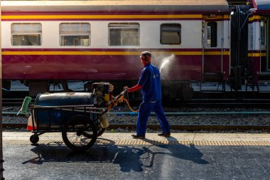 Bangkok, Tayland - 3 Mart: İşçiler Hua Lamphong Tren İstasyonu 'ndaki vagonları temizlemek için su püskürtüyor. 3 Mart 2025 'te