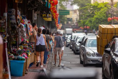 BANGKOK, THAILAND - 19 AĞUSTOS 2025: Song Wat yolu, Bangkok 'ta yeni bir turizm merkezi, eski bir şehrin cazibesini modern bir kafeyle harmanlıyor, hızla turistler arasında popüler oluyor..