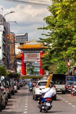 BANGKOK, THAILAND - 19 Ağustos 2025 Yaowarat Yolu 'na açılan ikonik kapı Thanon Song Wat' tan görüldü..