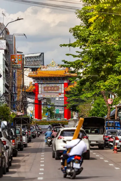 BANGKOK, THAILAND - 19 Ağustos 2025 Yaowarat Yolu 'na açılan ikonik kapı Thanon Song Wat' tan görüldü..