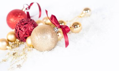 Noel veya Yeni Yıl dekorasyonu Noel topları, süsler, takılar ve yıldızlarla