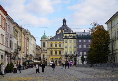 Lviv, Ukrayna, Ekim 2024. Sonbaharda sokak manzarası