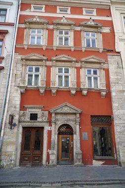 Lviv, Ukrayna, Ekim 2024. Sonbaharda sokak manzarası