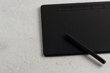 Beyaz zemin üzerinde stil olan grafik tableti. 