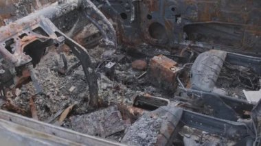 Savaştan sonra yanan arabalar.