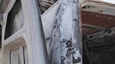 Savaştan sonra yanan arabalar.