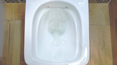 Suyu akan tuvalet.